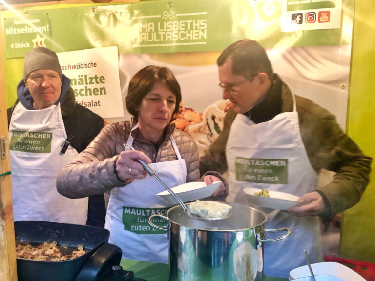 Oma Lisbeths Maultaschen auf dem Kronberger Weihnachtsmarkt – Herz, Handwerk & Hilfsbereitschaft